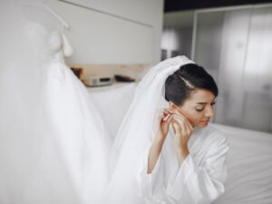 Hollywood Waves Bridal Hair: Achieve the Timeless Glamour